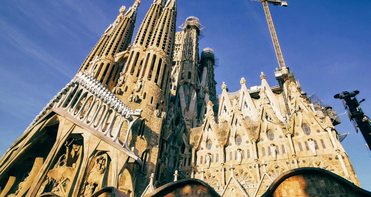 Conheça a Basílica da Sagrada Família em Barcelona: ícone da arquitetura gótica